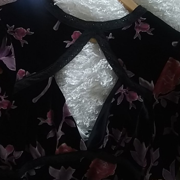 Forever 21 floral printed top , lightweight velour - Picture 4 of 7